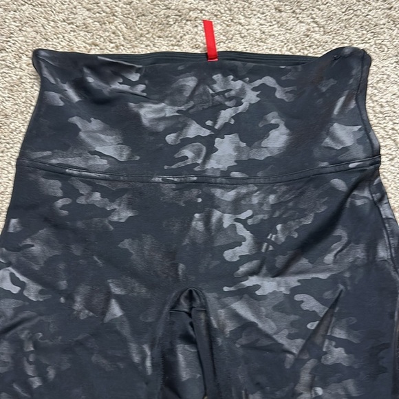 Spanx Leggings Camo Faux Leather Shaping Stretchy Gray Size L Petite - Picture 3 of 6